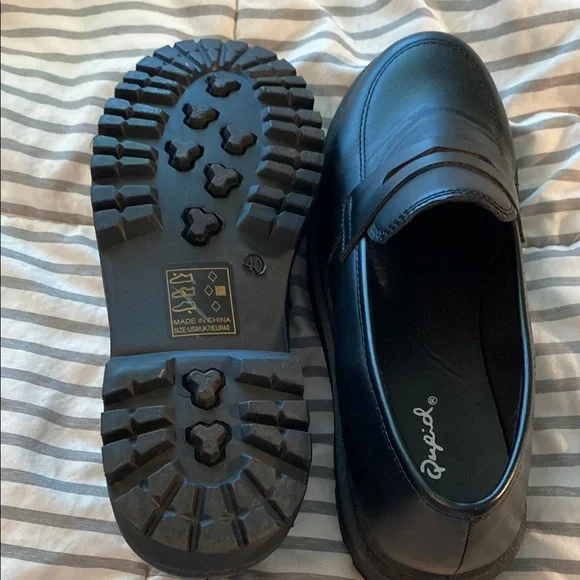 Qupid Black Loafers Timeless Slip-On Design - Picture 4 of 6